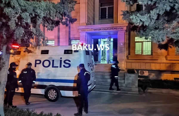Rəşad Dağlı məhkəməyə aparılır: İzdiham yaşanır,insanlar əraziyə axışır -CANLI