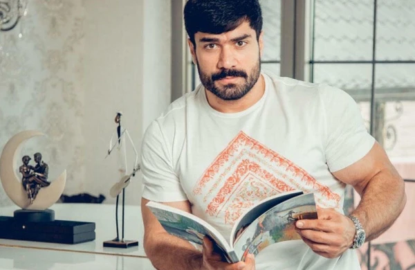 Zaur keçmiş baş nazirin kürəkənini canlı yayımda cəzalandırdı - Ayağı sınacaqdı - FOTO