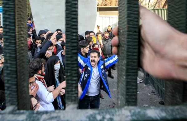 Etirazçılar Xameneinin bannerini tapdaladı - İRANDA SON DURUM