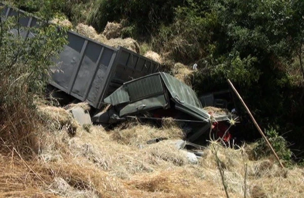 Kəlbəcərdə yük avtomobili dərəyə aşıb, ölən var