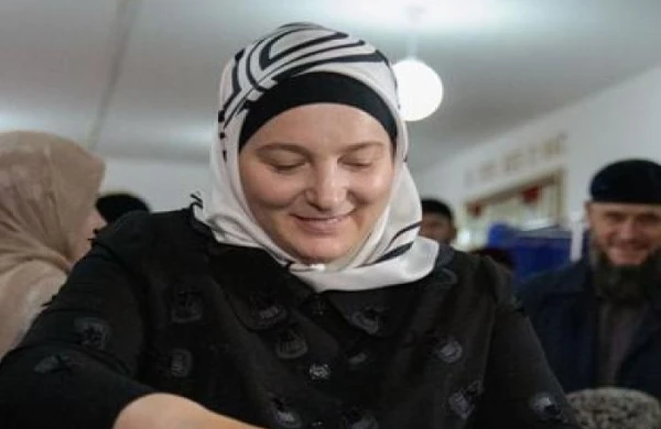 Putin Kadırovun həyat yoldaşına fəxri ad verdi