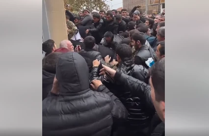 FHN-in qarşısında gərginlik -  VİDEO