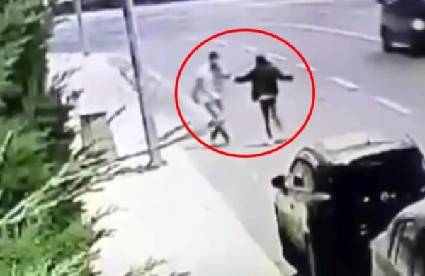 Dəhşətli hadisə gizli kameraya düşdü: Küçədə gedən qıza arxadan yaxınlaşan kişi...