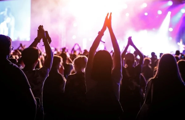 Məşhur müğənninin konsertinə silahlı hücum olub:Ölən və xeyli yaralı var