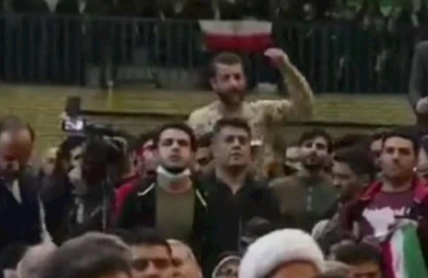 İranda etirazçı Rəisinin çıxışını böldü: "Korrupsiyanı dayandırın" - Video