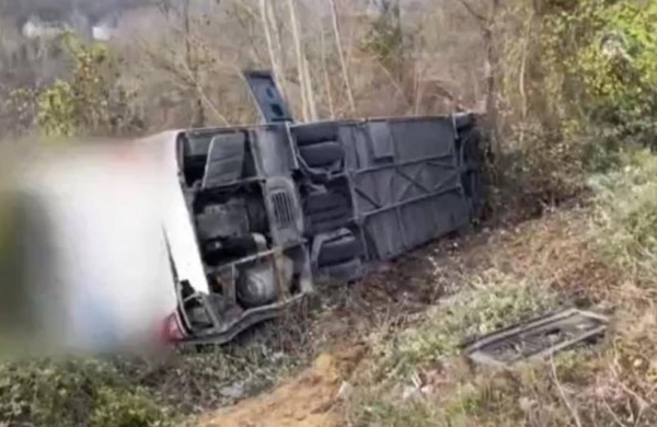 Sərnişin avtobusu aşdı: Xeyli yaralı var