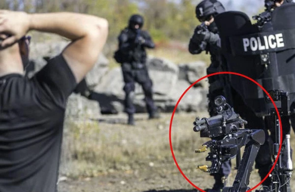 ABŞ-də mitinqlərdə insanların üstünə silahlı robot buraxacaqlar - FOTO