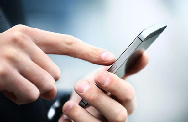 İş yoldaşının telefonuna gizli proqram yazıb görüntülərini lentə alırmış...