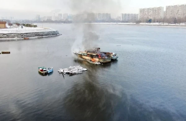 Moskva çayında gəmi yanıb