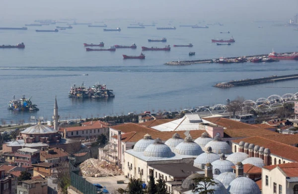 Tıxacda qalan tankerlər 18 milyon barel neft daşıyır