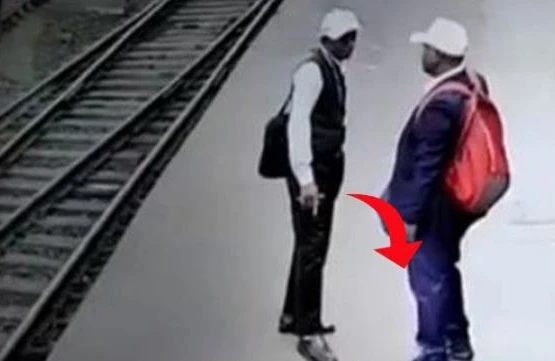 Dostu ilə dayanan adam qəfil yerə yıxıldı! - Videoya baxan şəxslər gördüklərindən şok oldu