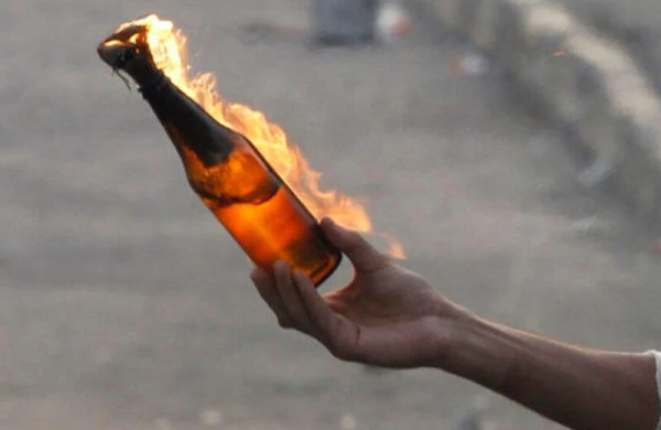 İranda etirazçılar teleradio şirkətinin inzibati binasına Molotov kokteyli atdılar - VİDEO