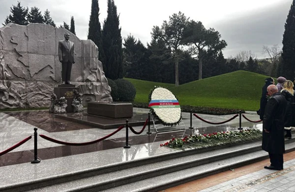 Əli İnsanov Heydər Əliyevin məzarını ziyarət etdi