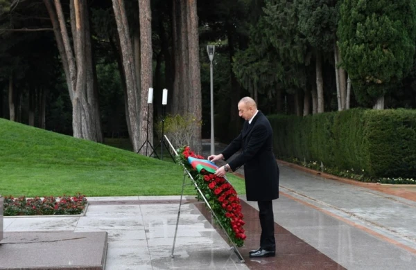 İlham Əliyev və Mehriban Əliyeva Ulu Öndər Heydər Əliyevin məzarını ziyarət edib