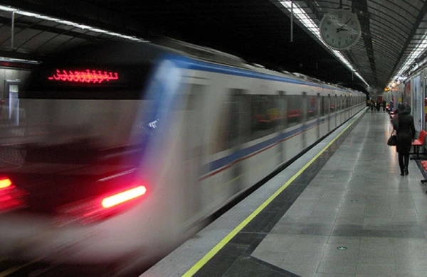 İranda metroda hicab taxmayan qadına hücum etdilər - VİDEO