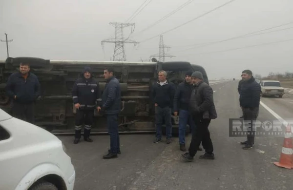 Şəmkirdə təcili tibbi yardım maşını aşıb, sürücü xəsarət alıb