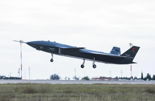Türkiyənin pilotsuz döyüş təyyarəsinin ilk uçuşu baş tutdu - VİDEO - FOTO