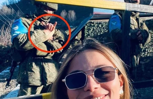 Rus sülhməramlısı bozqurd  işarəsini verdi - FOTO