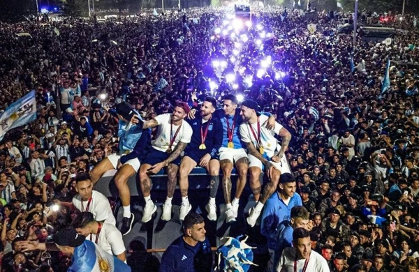 Rekord sayda adam gəldi: Futbolçular helikopterlə "qaçırıldılar"