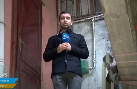 Problemli binadan çəkiliş edən jurnalist canlı yayımda pilləkəndən yıxıldı - ANBAAN VİDEO