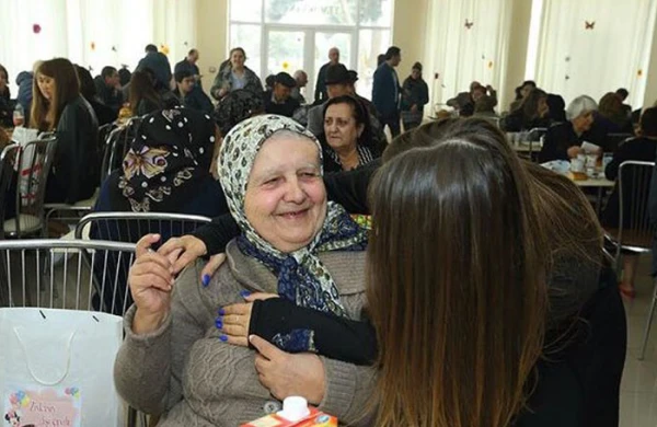 Övladı olanları "qocalar evi"nə qəbul edirlərmi? - HÜQUQİ YARDIM 