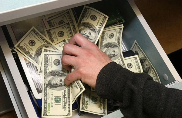 Sumqayıtda mağazadan 16 min manat və 5 min dollarlıq oğurluq edilib