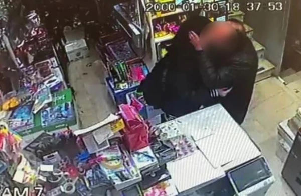 14 yaşlı qızla kişinin əxlaqsız görüntüsü gizli kameraya düşdü (18+VİDEO)