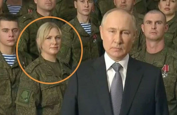 Putinin arxasında dayanan bu qadın kimdir? - FOTO/VİDEO