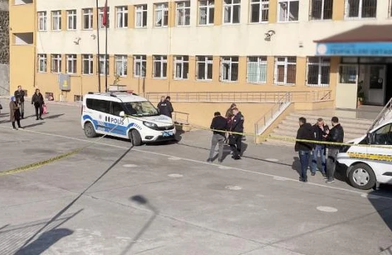 Tükürpədici hadisə: Şagird məktəbə gələn anasını öldürdü - ŞOK VİDEO