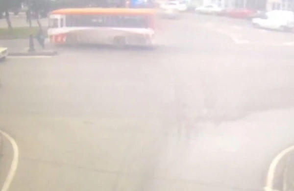 Bakıda qaçaraq yola çıxan uşaq marşrut avtobusunun altında qaldı - VİDEO