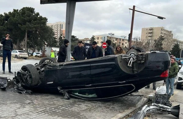 Bakıda dəhşətli qəza: BMW aşdı, "Camry" yolun ortasında qaldı - VİDEO - FOTO