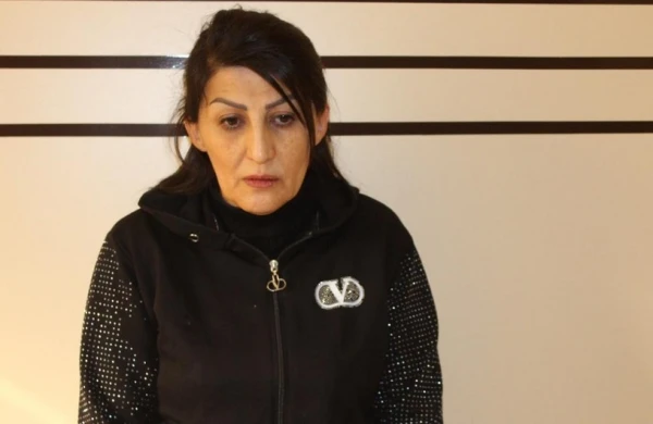 Polis qadını tutdu: Çantasından görün nə çıxdı