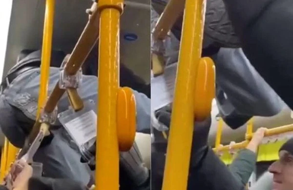 Konduktor çörəyini sərnişinlərin başının üstündə gəzməklə çıxarır - FOTO