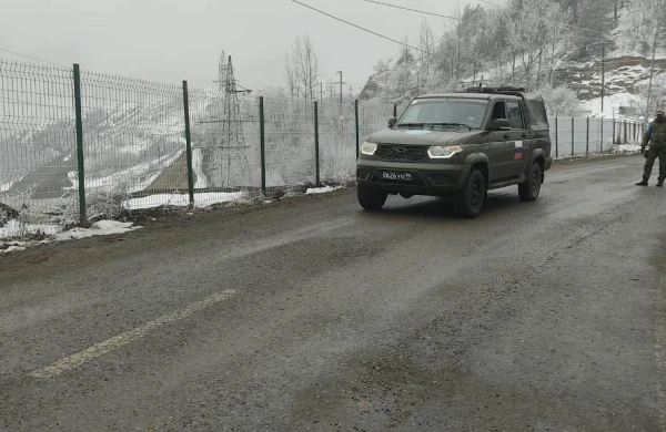 Daha bir minik avtomobili aksiya ərazisindən keçdi - FOTO