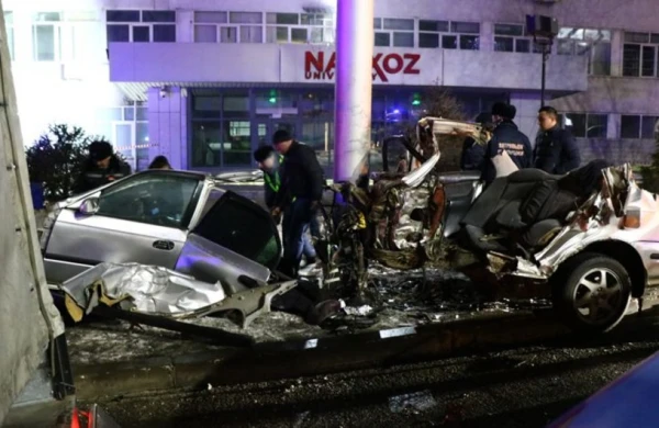 Almatıda qəzada avtomobil 2 yerə bölünüb, 3 nəfər ölüb