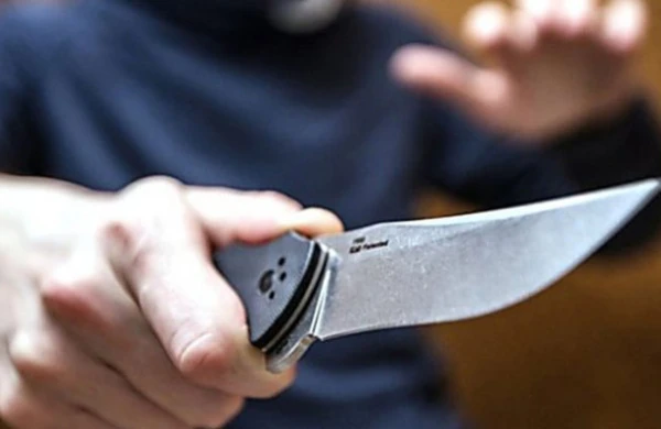 Şəkidə yeniyetmə özündən 12 yaş böyük şəxsi bıçaqladı