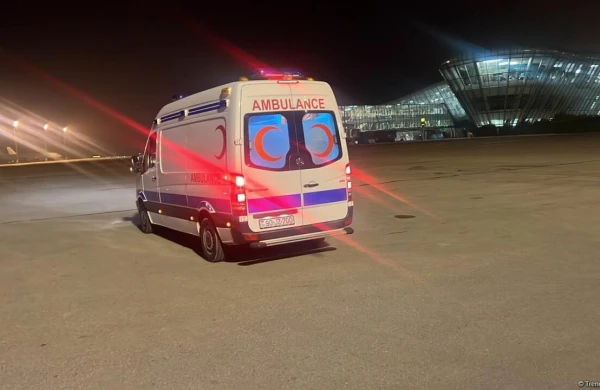 Səfirliyə hücum zamanı yaralananlar təcili yardım maşınları ilə aparıldı - FOTO