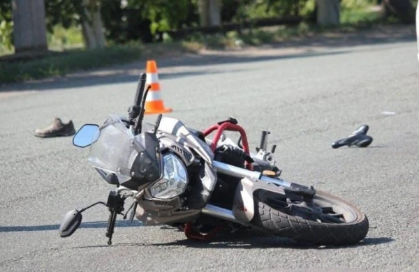 Yasamalda motosikletçini avtomobil vurub