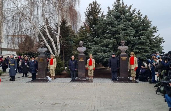 Ruslar Stalinə heykəl qoydu