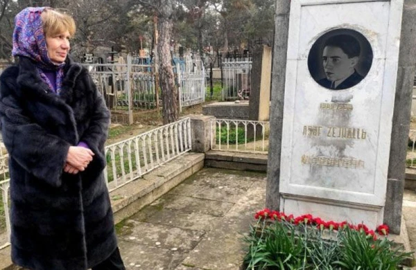 “Suyuna zəhər qatıb öldürdülər, məzarından da bürünc barelyefini oğurladılar...”