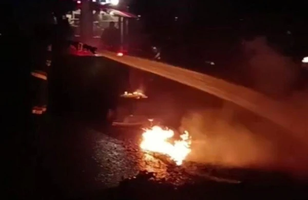 Siyəzəndə qəzaya düşən "Volvo" alışdı - VİDEO - FOTO