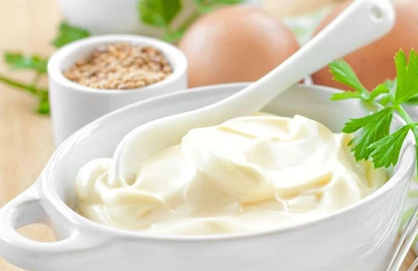 Salatlarda istfadə edilən mayonezi nə ilə əvəz eləmək olar?