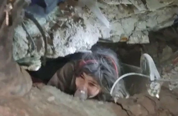 Zəlzələ möcüzəsi: 12 yaşlı qız mesajla 12 insanı xilas etdi - VİDEO - FOTO