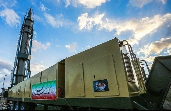 İran yeni raketini göstərdi:Üzərində görün nə yazılıb - FOTO
