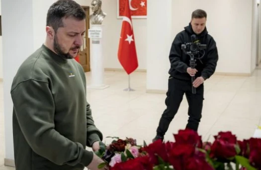 Zelenski Türkiyə səfirliyinə gələrək həlak olanların xatirəsini yad edib