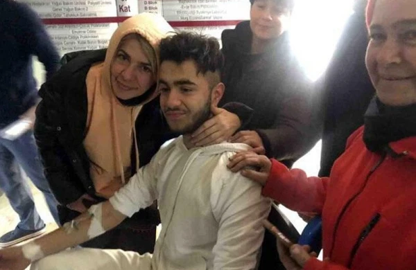 "Sağ qalmaq üçün anamın güllərini yedim, sidiyimi içdim" - 94 saat sonra çıxarıldı (VİDEO)