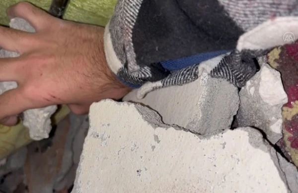 Dağıntılar altında yaşadıqlarını videoya çəkdi - DƏHŞƏTLİ VİDEO