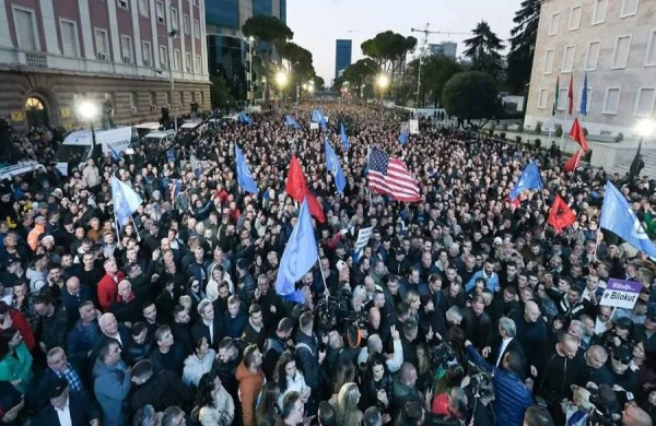 Albaniyada kütləvi etirazlar keçirilib