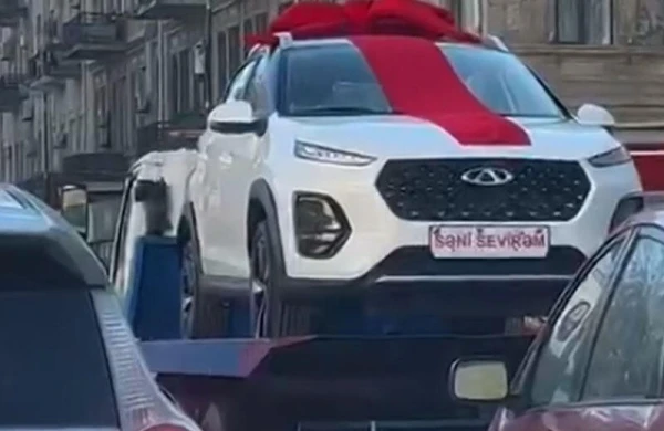 Sevgilisinə maşın hədiyyə etdi