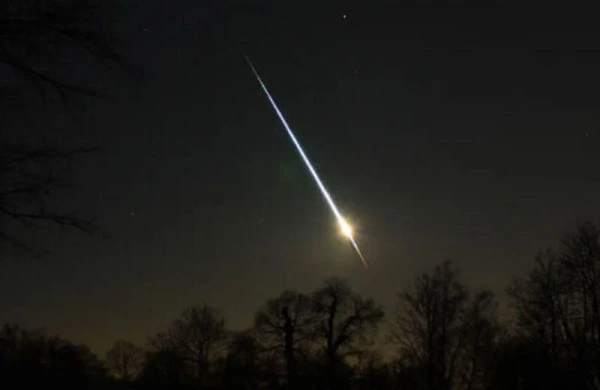 Fransa üzərində Yer atmosferinə çırpılan asteroid görüntüləndi - VİDEO